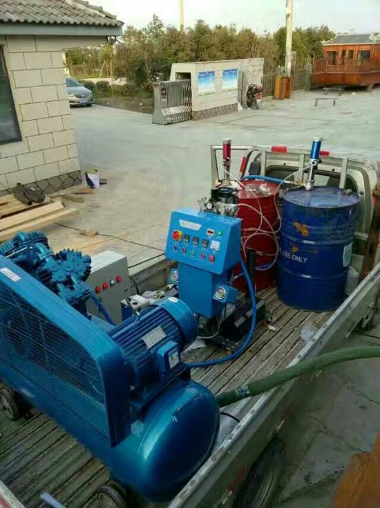 聚脲噴涂工藝是否適合在屋面的防水工程的應用(圖2) 聚脲噴涂設備室外施工