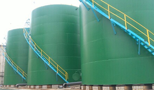 儲(chǔ)罐圍堰內(nèi)壁防腐現(xiàn)場(chǎng)噴涂聚脲