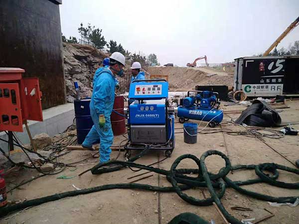 河北聚脲噴涂機(圖1) 聚脲噴涂機設備JNJX-H5600(T)安裝培訓