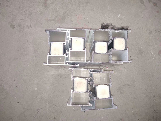 斷橋鋁型材門窗聚氨酯澆注保溫填充機(圖1) 斷橋鋁型材門窗聚氨酯澆注保溫填充